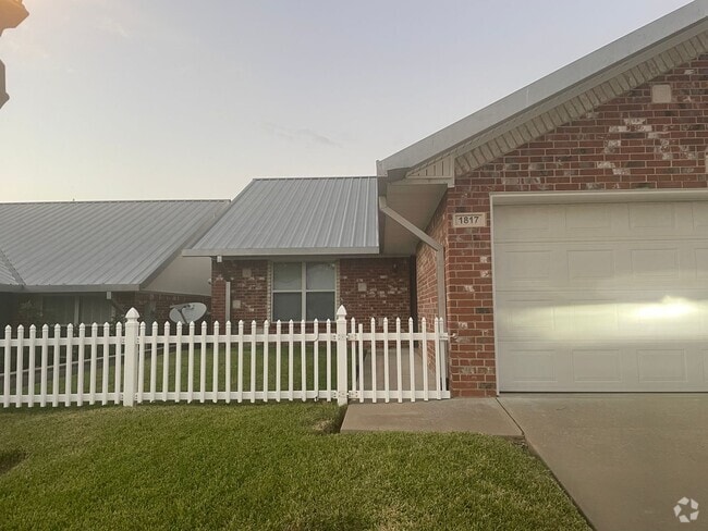 Building Photo - 3/2 Central heat and air, washer dryer con... Rental