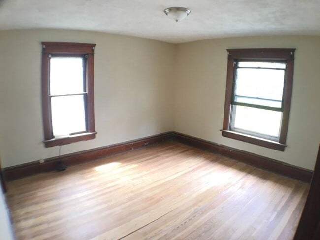 469 Rhodes Ave