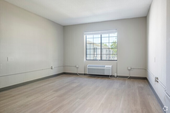 1BR, 1BA - 654SF - Living Room