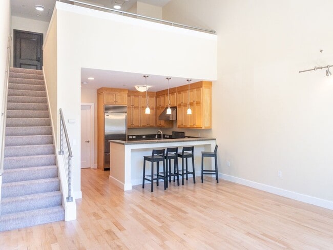 2BR/1.5BA Super Spacious! Modern! Laundry!... - 2BR/1.5BA Super Spacious! Modern! Laundry!... Townhome