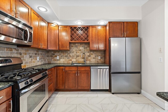 Building Photo - 556 1st St Unit 2