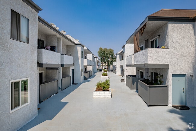 Photo - Gilmore-Hamlin Apartments