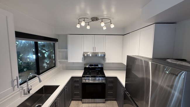 Photo - 2033 N Beachwood Drive