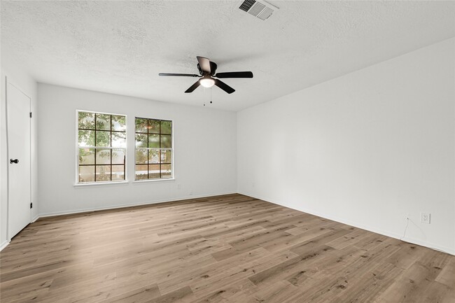 Building Photo - 15231 Silverman St