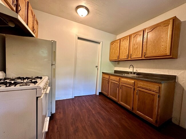 Building Photo - Super Spacious Three Bedroom on Bates Stre... Unit 77#1 Rental