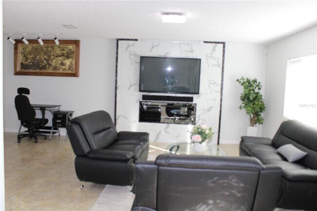 Photo - 7655 Cardiff Ct N