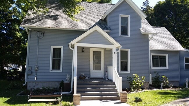 Building Photo - NEWLY RENOVATED 3 bdrm/2 bath - Sharon