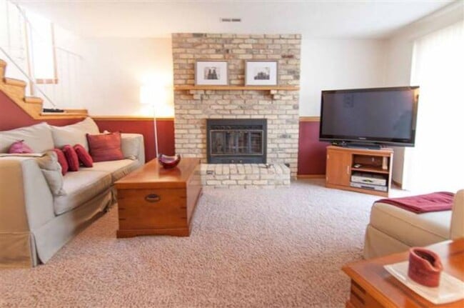 Photo - Checkout This 2bed 2bath Townhome in Bloomington!