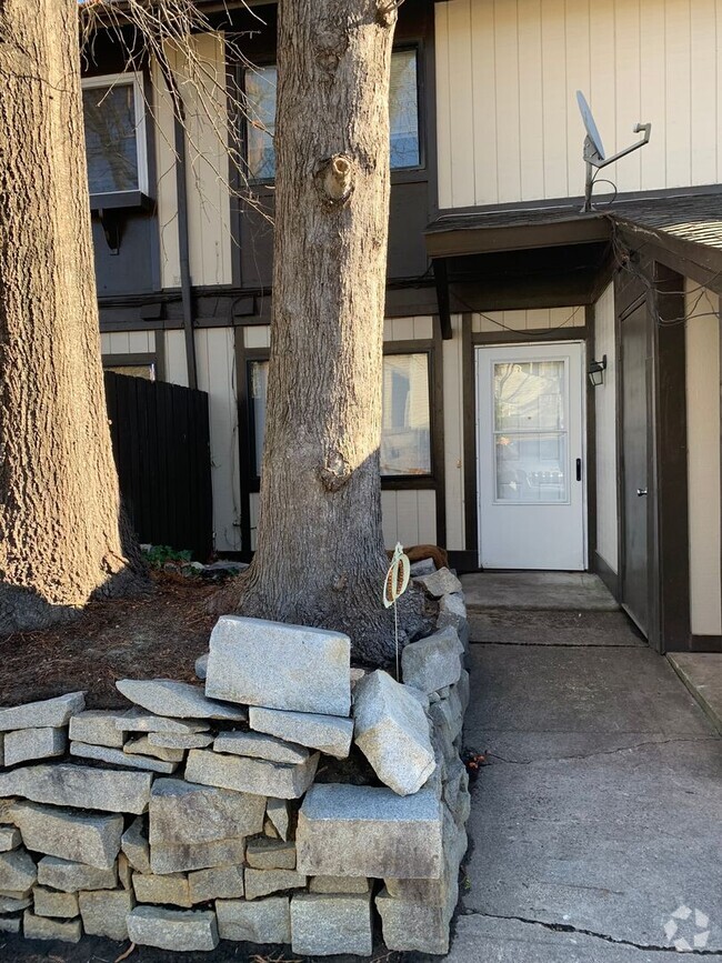 Building Photo - 2 STORY SPACIOUS ONE BEDROOM CONDO WITH SP...