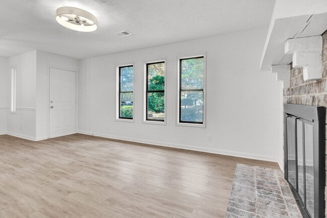 Photo - 1010 Mathews Ct