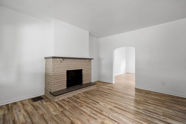 Photo - MOVE IN SPECIAL! $700 OFF 1ST MONTH'S RENT...