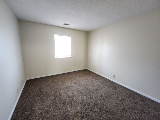 Building Photo - 2 Bedroom Apartment Across from Baesler's