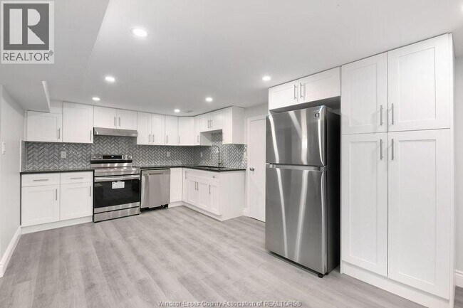 Photo - 730 Cabana Road W