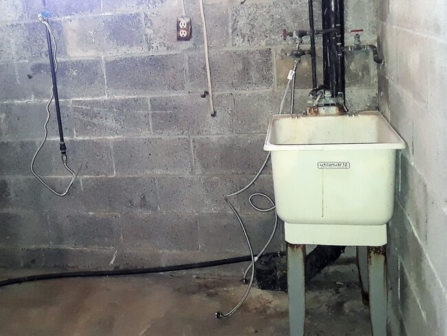 Lavadero adyacente a la conexión para lavadora y secadora - 406 Brierly Ln