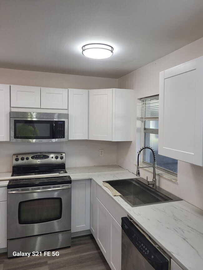 413 NE 24th Pl Unit 413