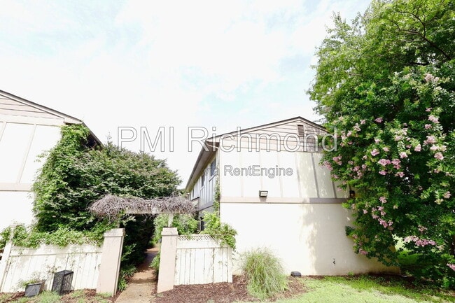 Building Photo - 513 S Harrison St Unit Apartment F