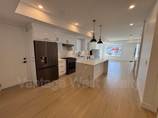 Photo - 830-830 Lawson Ave