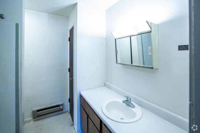 2BR, 1BA - 750SF - B - Bathroom