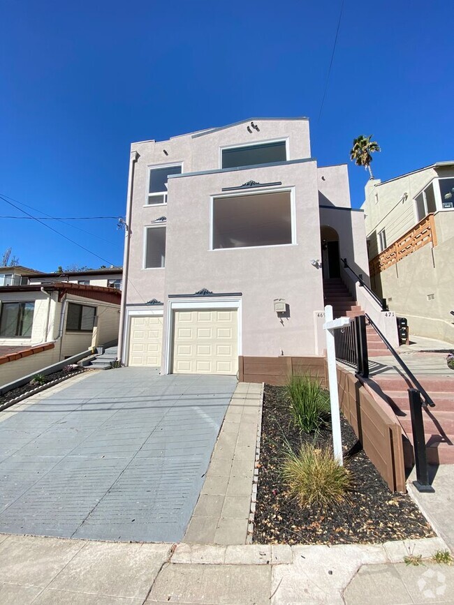 Building Photo - 2 Bed 1 Bath Duplex W/ Garage Rental