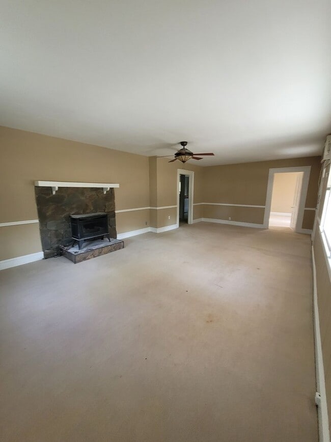 Photo - Madison Co. –3Bedroom, 1 Bathroom- Comer, GA – QUIET NEIGHBORHOOD – HOME SITS ON BEAUTIFUL CORNER...