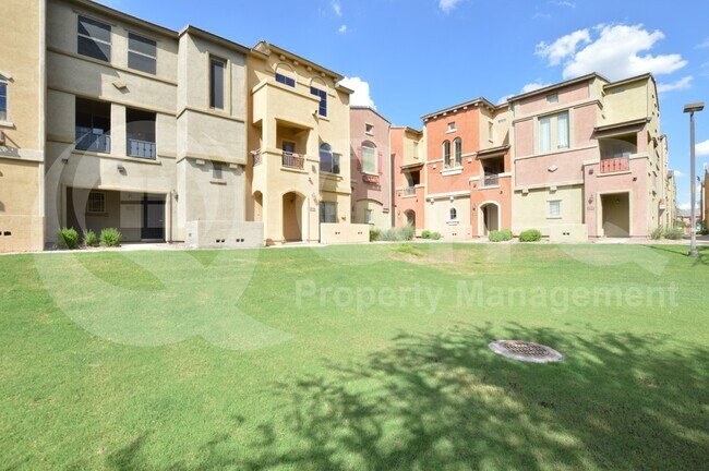 Building Photo - 2402 E 5th St