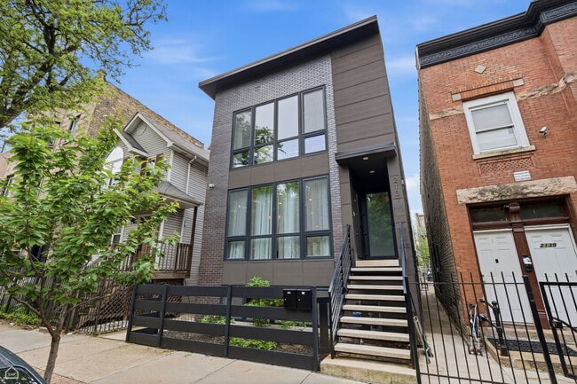 Building Photo - 2137 W Ohio St Unit 1