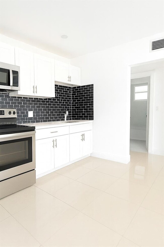 Building Photo - 724 NW 3rd Ct Unit 2