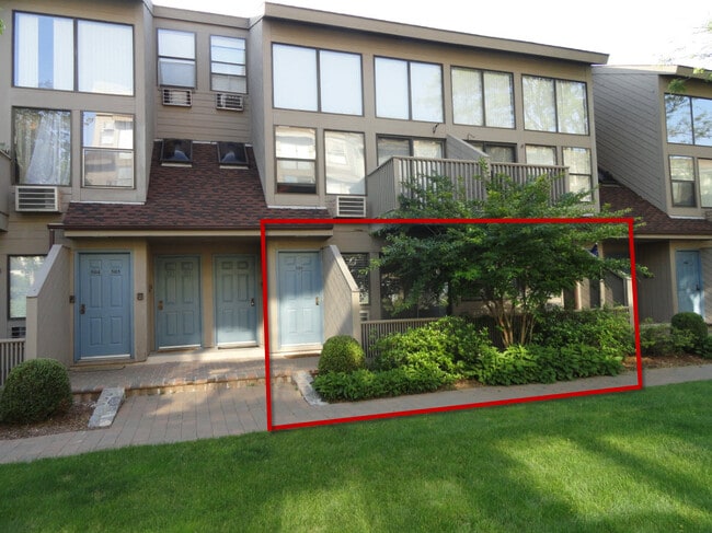 Building Photo - 1465 E Putnam Ave Unit 509