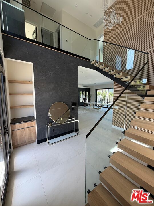 Building Photo - 5299 1/2 Crebs Ave