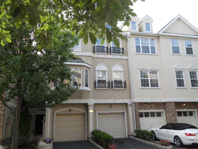 Building Photo - 10 Devonshire Dr Rental
