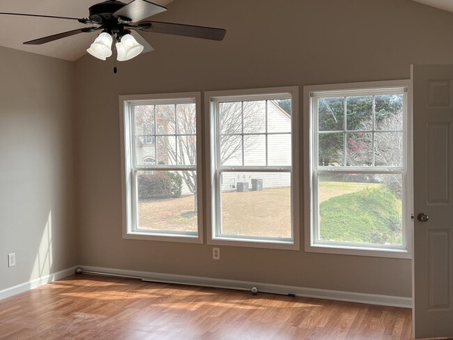 Photo - 4745 Stonehaven View