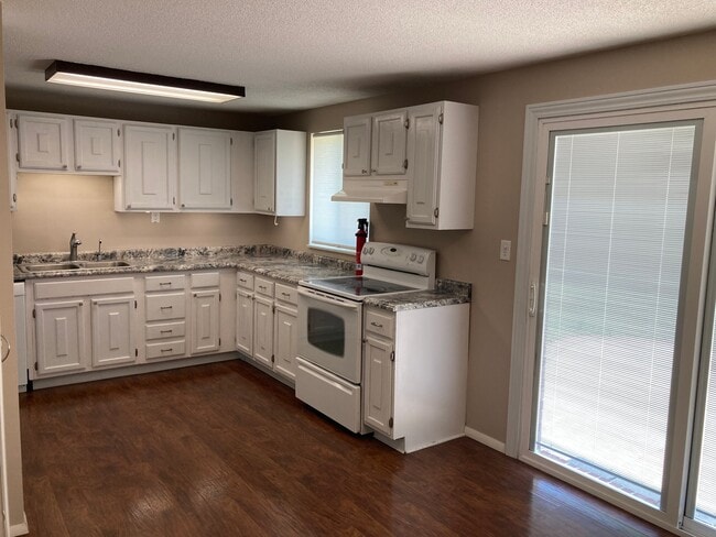Photo - 585 Meadowview Ln