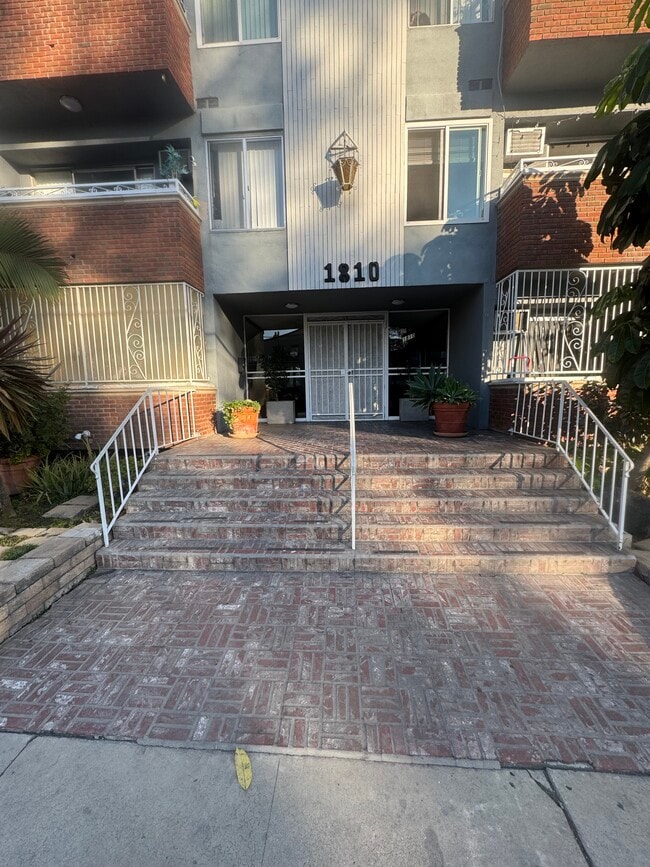 Photo - 1810 N Bronson Ave Unidad 211