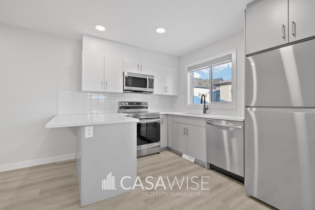 Building Photo - 10250-102157 157 St NW Unit GS