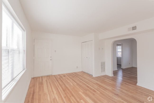 1BR,1BA,-655SF