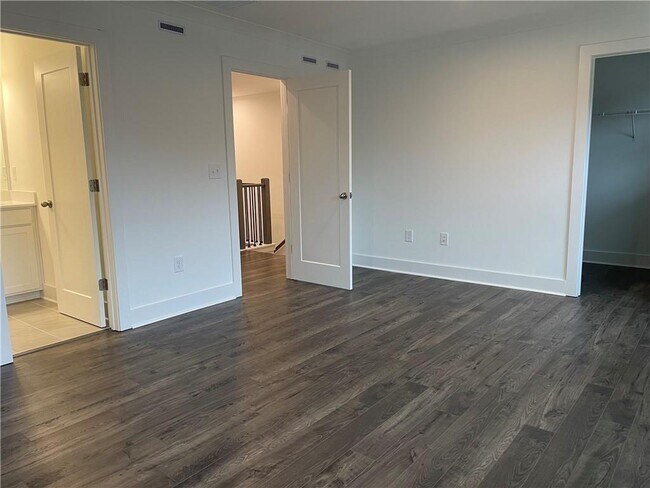 Photo - 3391 Catalan Aly