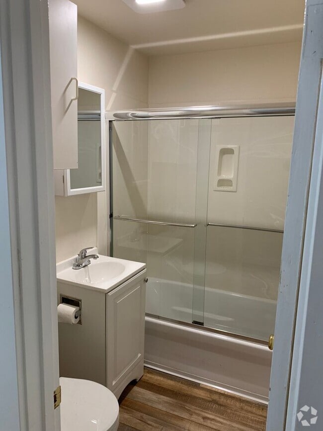 Building Photo - Remodeled/ private setting Rental
