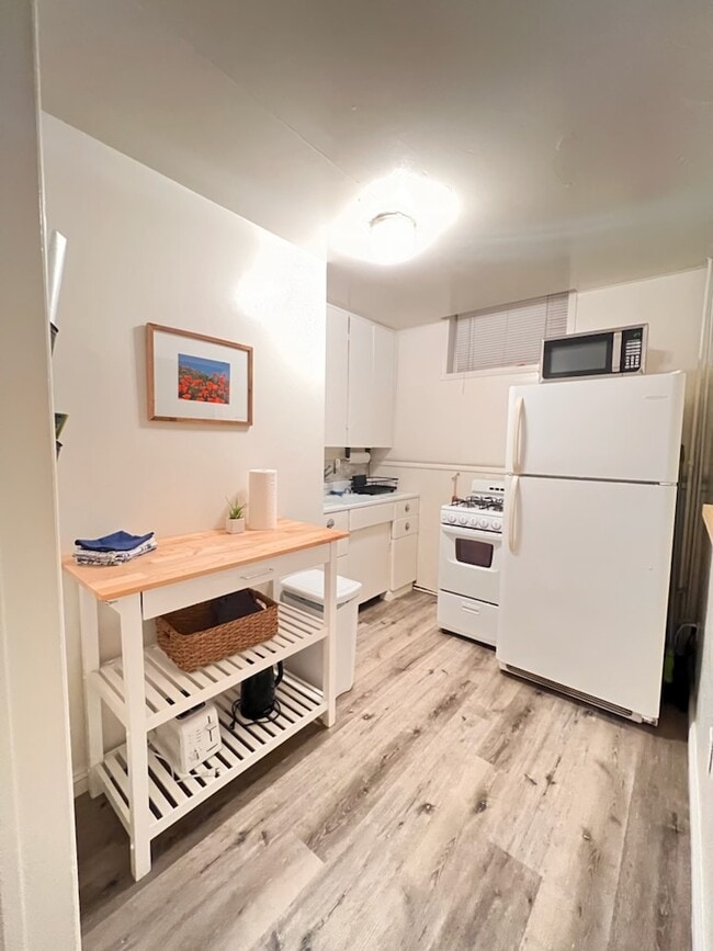 2404 1/2 Highland Ave Unit 2404 1/2 lower unit