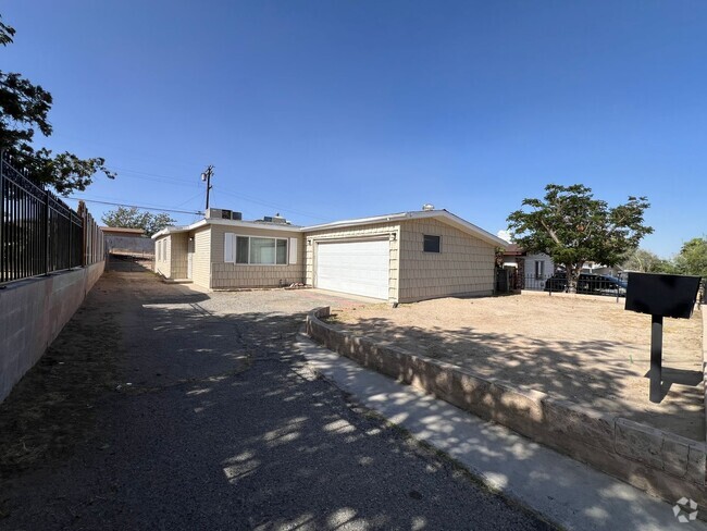 Building Photo - 3 Bedroom 2 Bathroom House Located Near Ca...
