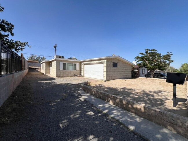 3 Bedroom 2 Bathroom House Located Near Ca... - 3 Bedroom 2 Bathroom House Located Near Ca...