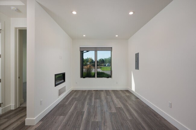 Photo - 75 Highnoon Way