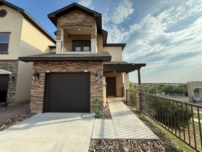 Building Photo - Escondido Townhomes