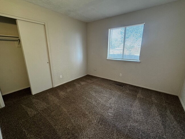 Photo - 100 Eaton Rd SE
