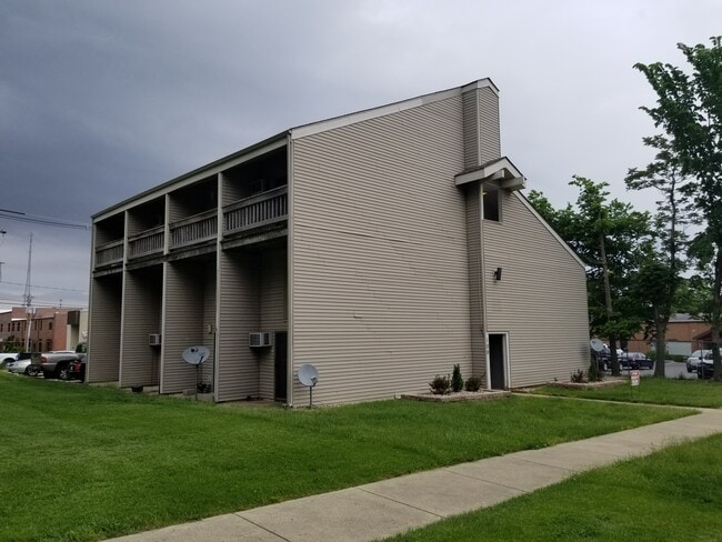 Photo - 108 W Charles St Unit 109