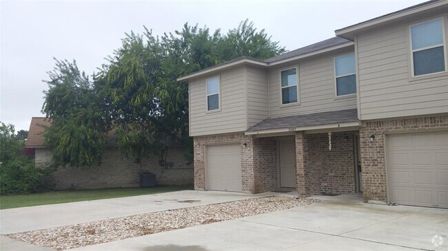 Building Photo - 2507 Oak Ln Rental
