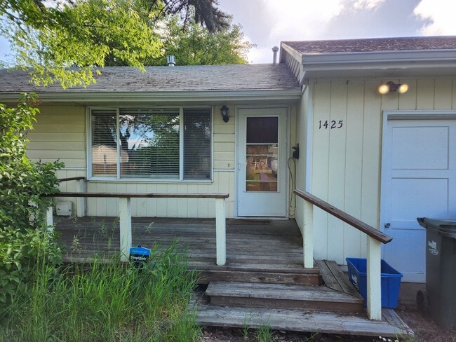 Building Photo - MOVE-IN SPECIAL $500 OFF! 2BD/1BA House with Bonus Room (Extra Bedroom)!