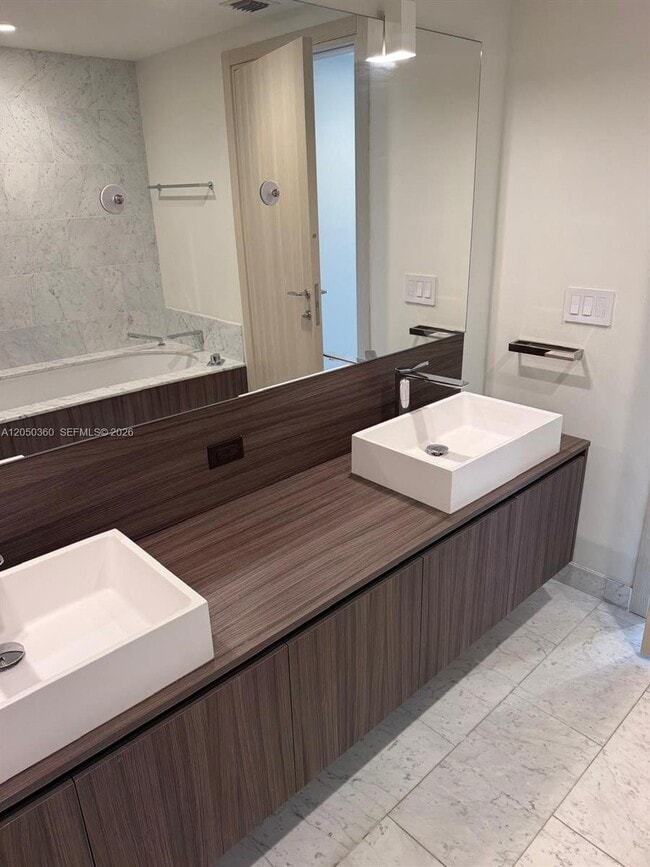 Photo - 1000 Brickell Plaza Unidad 3308