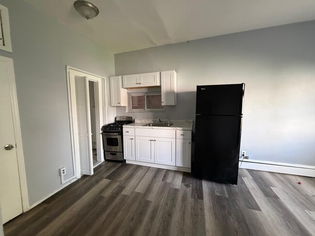 Building Photo - 22 Beacon Ave Unit 4