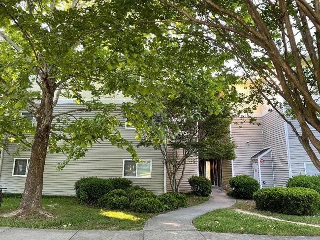 Building Photo - 303 Smith Level Rd Unit E23