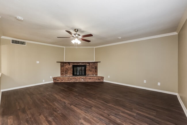 Photo - 404 Woodcrest Way